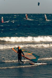 Pierwsza lekcja windsurfingu dla początkujących